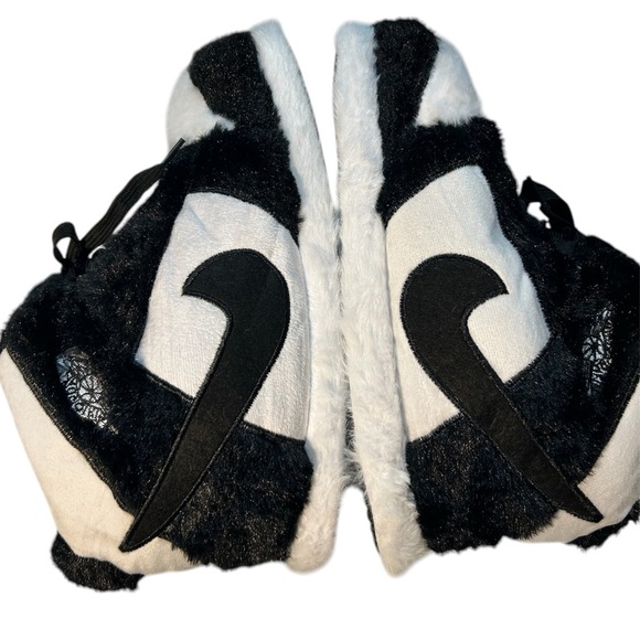 Nike Fluffy Black/white Slippers, Fits size 36-46, NWOT - Picture 1 of 7